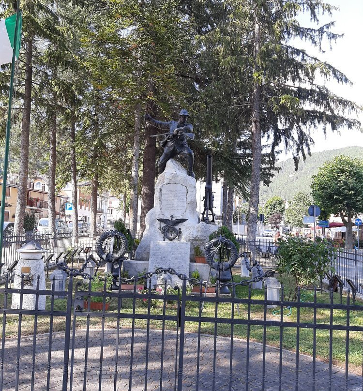 Monumento ai caduti景点图片