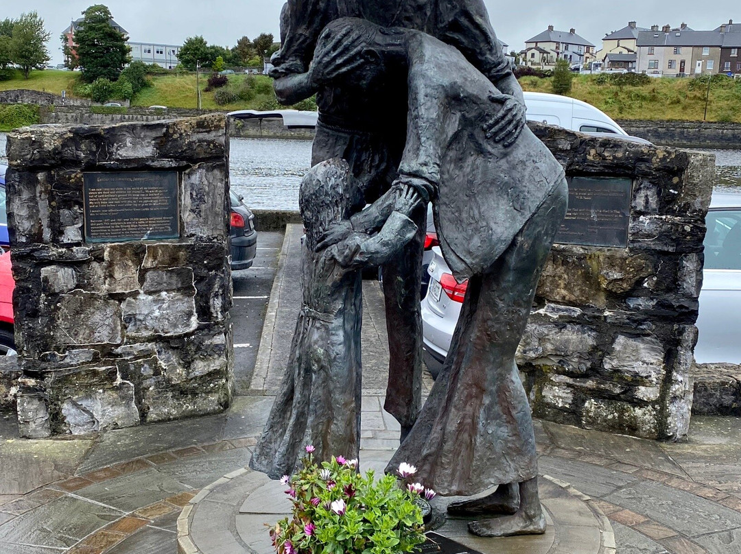 The Famine Family Memorial景点图片