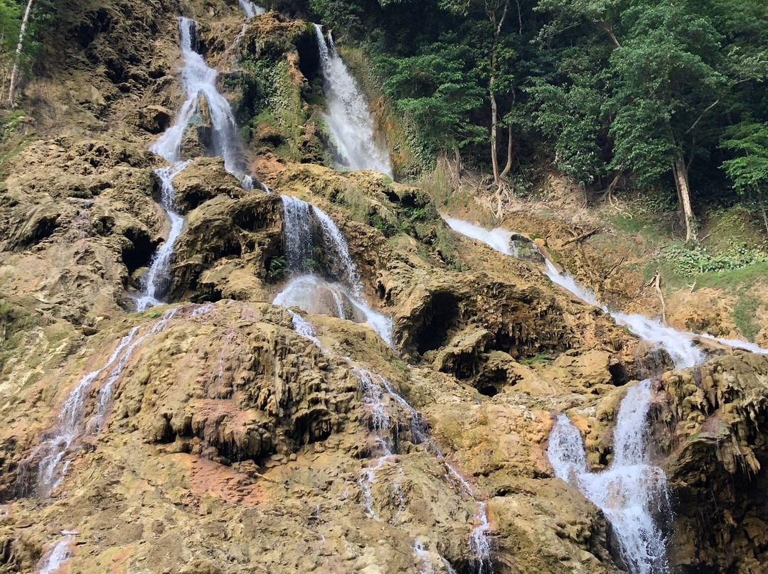 Lapopu Waterfalls景点图片