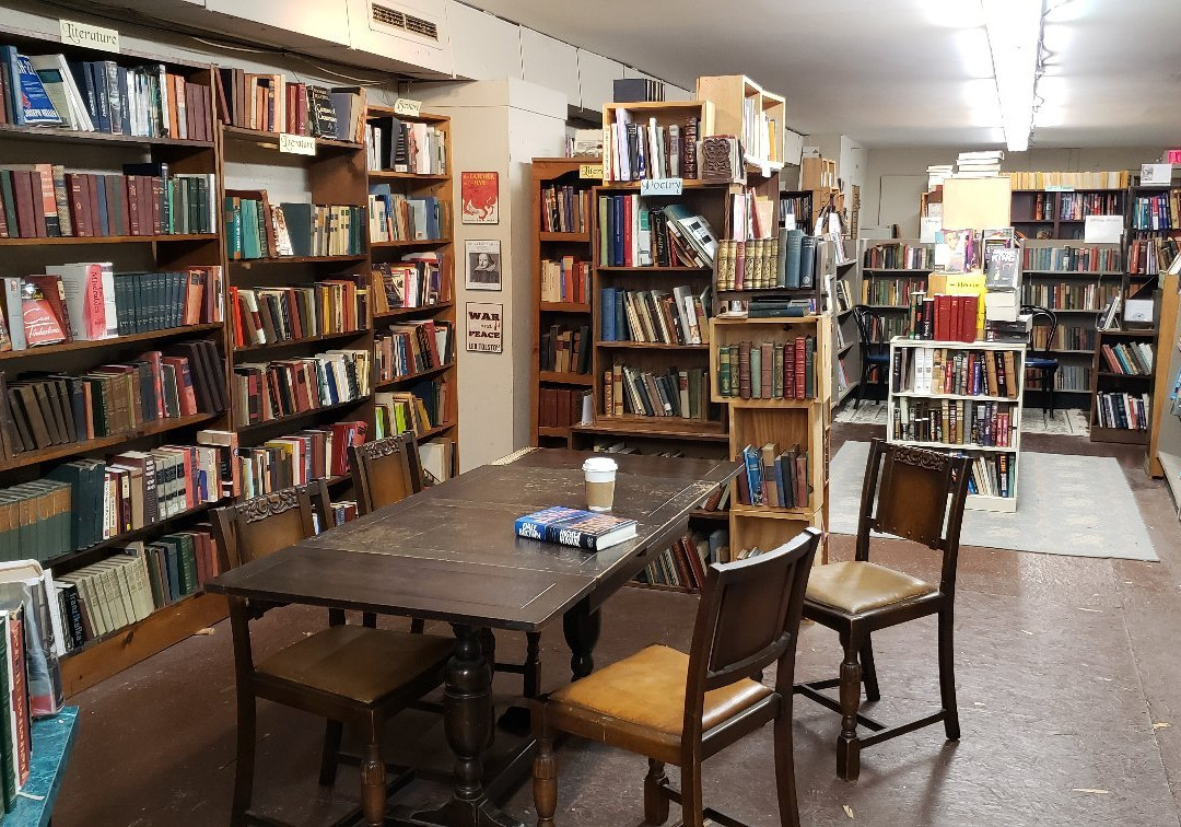 Cave Spring旅游景点-Dogwood Books