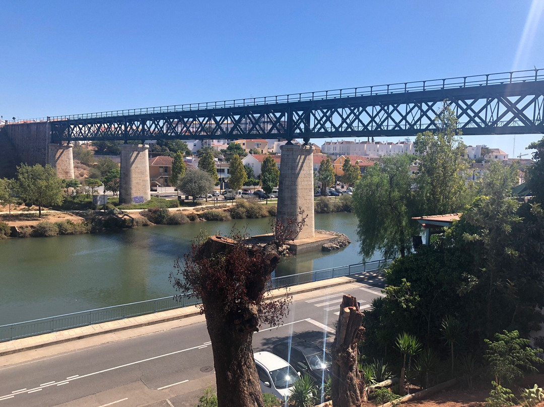 Ponte Ferroviária de Santa Maria-塔维拉必去景点