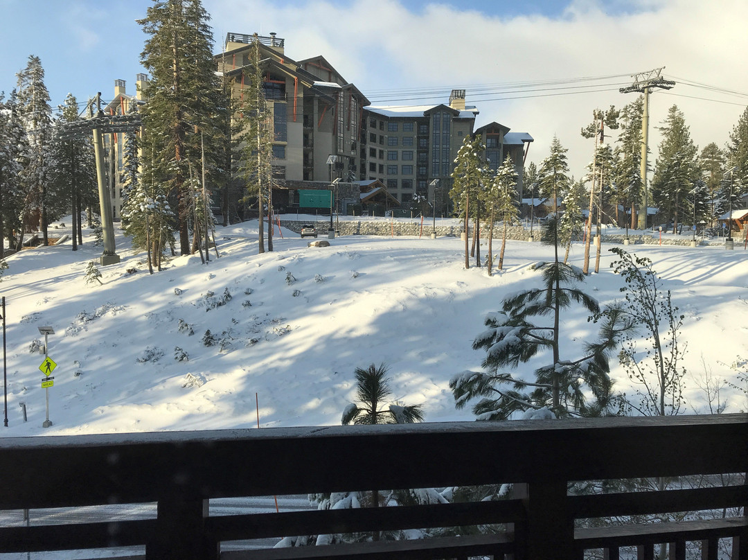 村庄小屋酒店主图