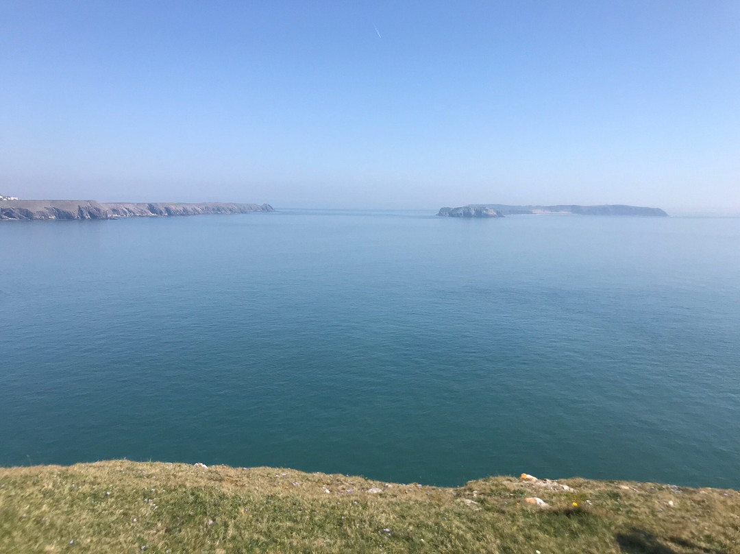 Lydstep Cliffs and caverns景点图片