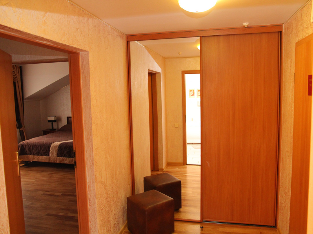Hotel Four Crowns主图