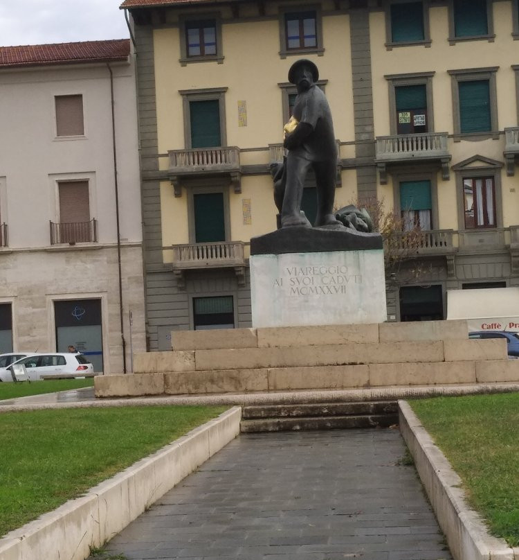 Monumento ai Caduti-维亚雷焦必去景点