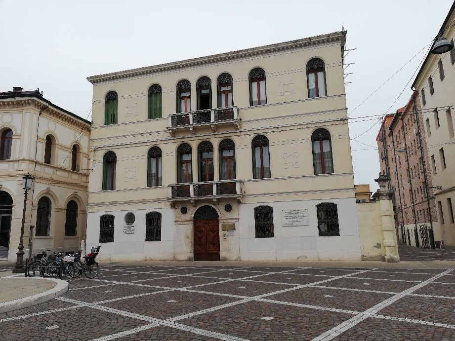 Piazza Garibaldi-罗维戈必去景点