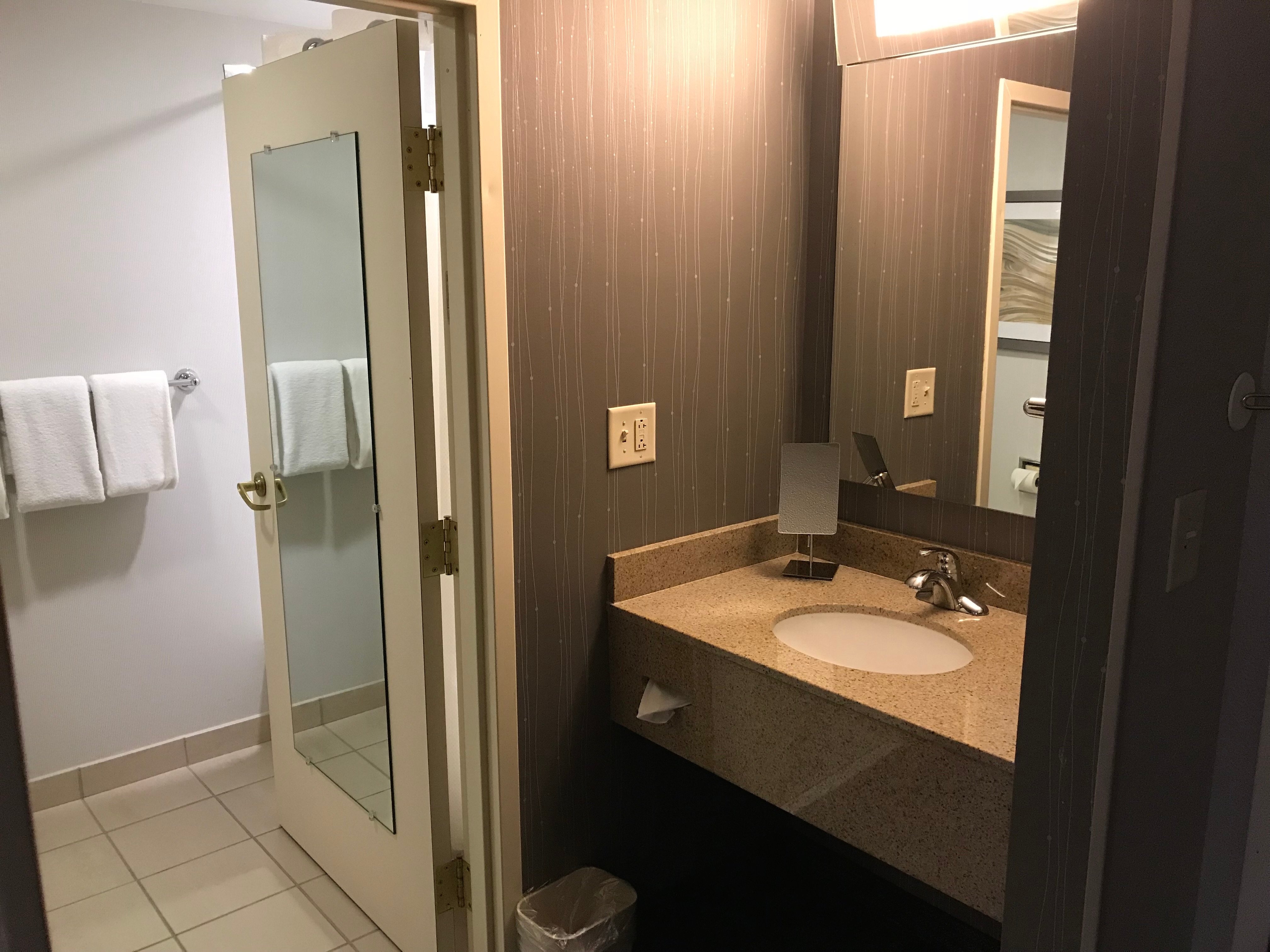 Courtyard By Marriott Danville-浴室