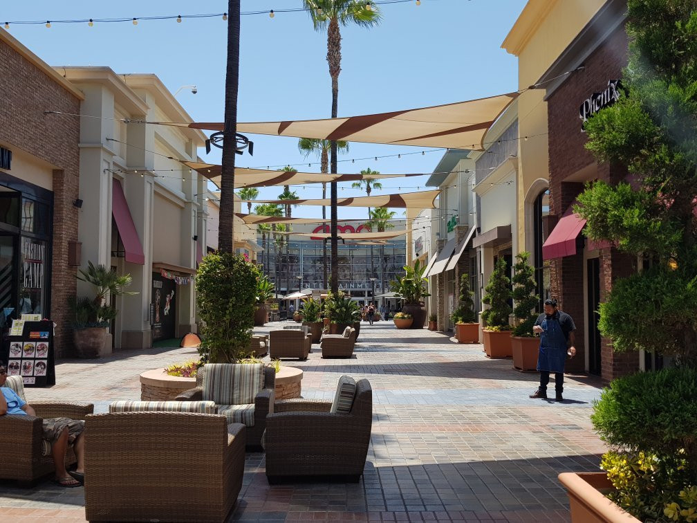 AMC Tustin 14 at The District-Tustin必去景点