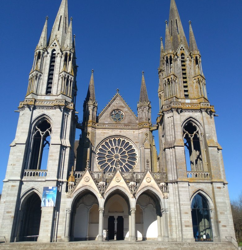 Basilique de Notre Dame de Pontmain景点图片