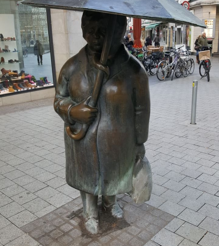 Skulptur "Mann mit Regenschirm"景点图片