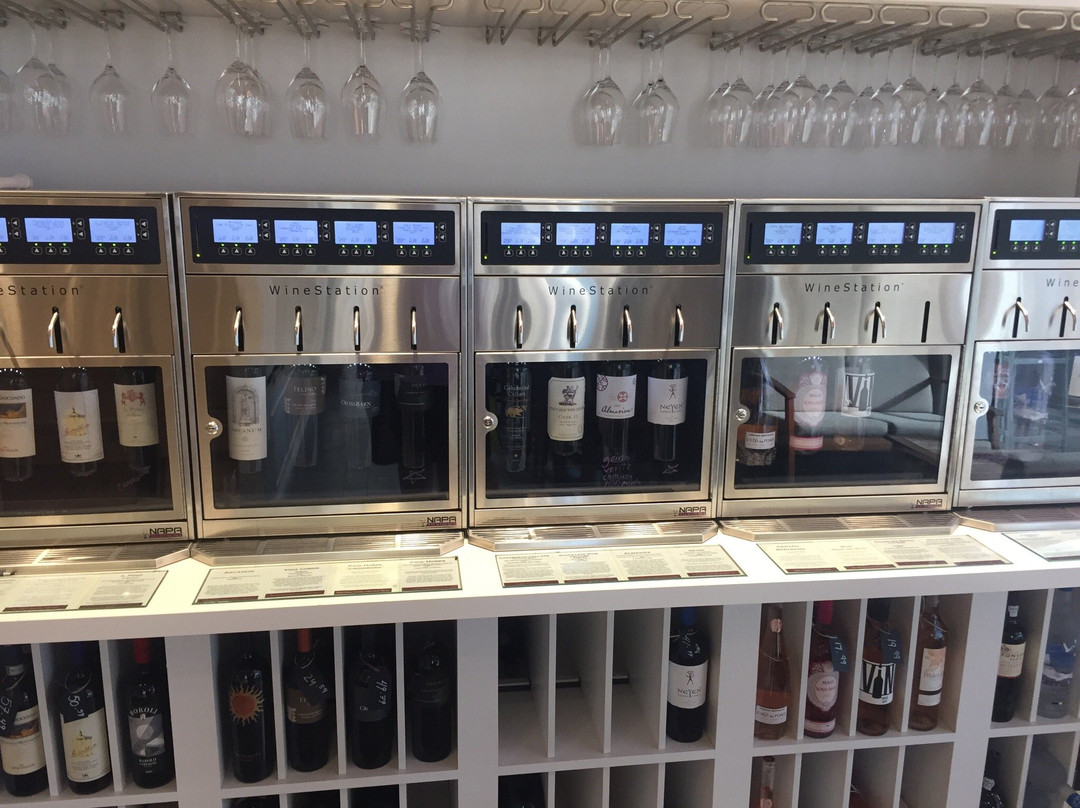 West Indies Wine Company-Camana Bay必去景点