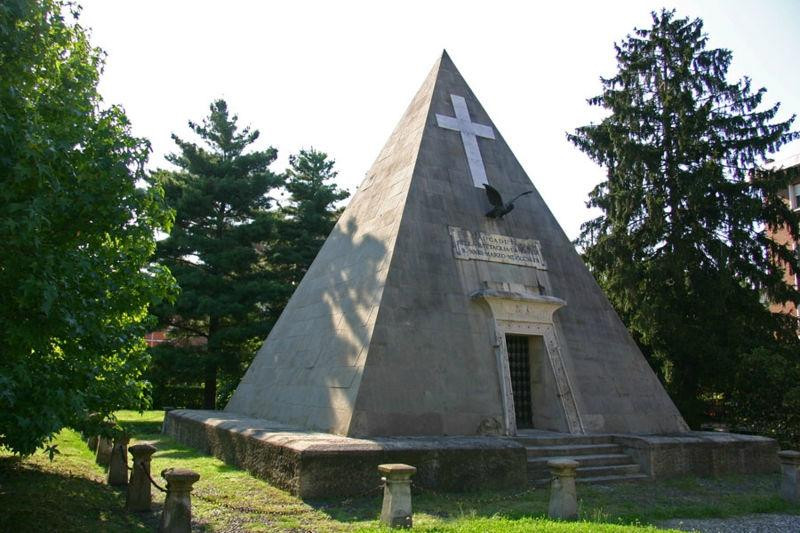 The Novara Pyramid景点图片