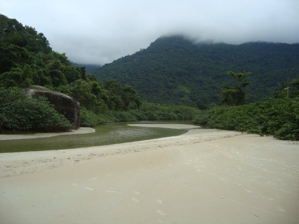 Praia de Dois Rios景点图片