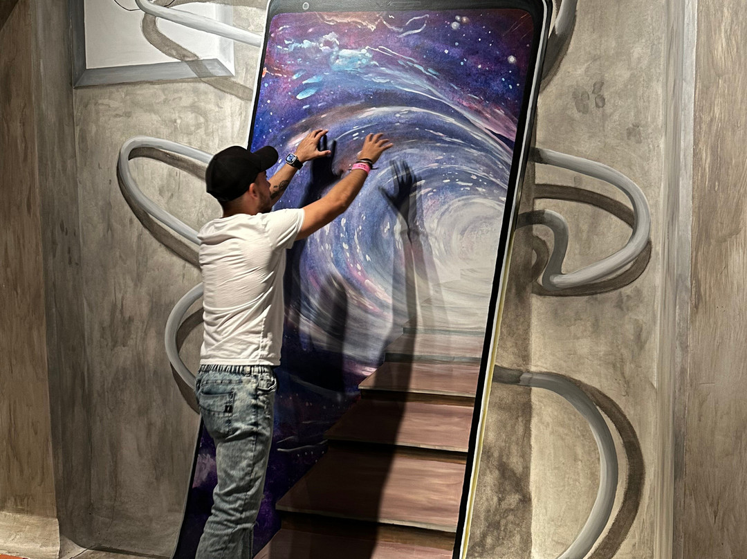 Tilt Pv A Tracy Lee Stum Museum-瓦拉塔港必去景点