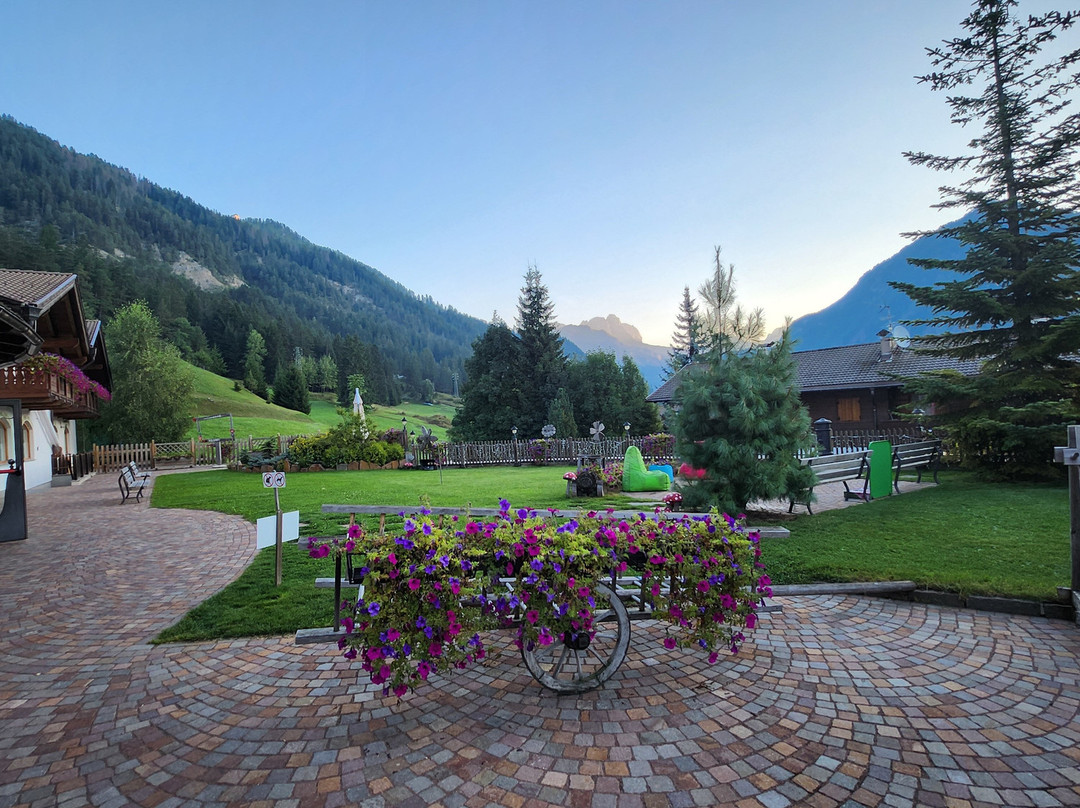 Alpine Touring Hotel主图