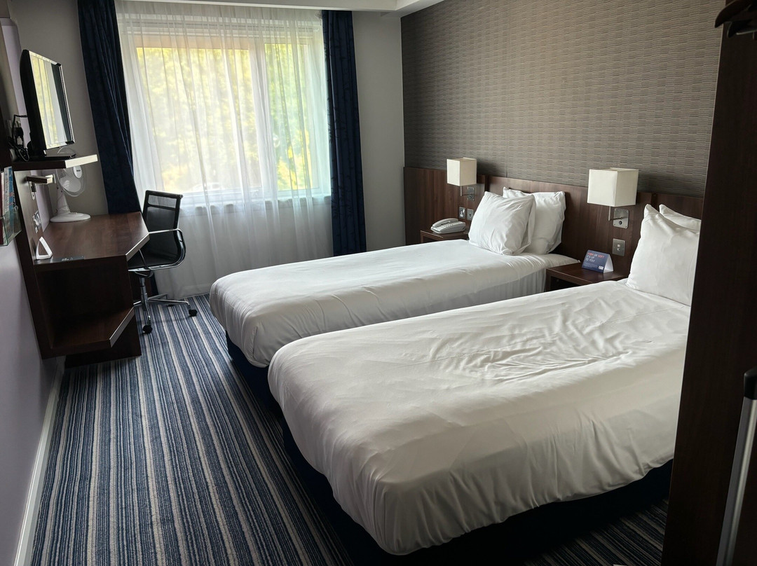 快捷假日剑桥达克斯福德M11高速公路10号岔口酒店主图