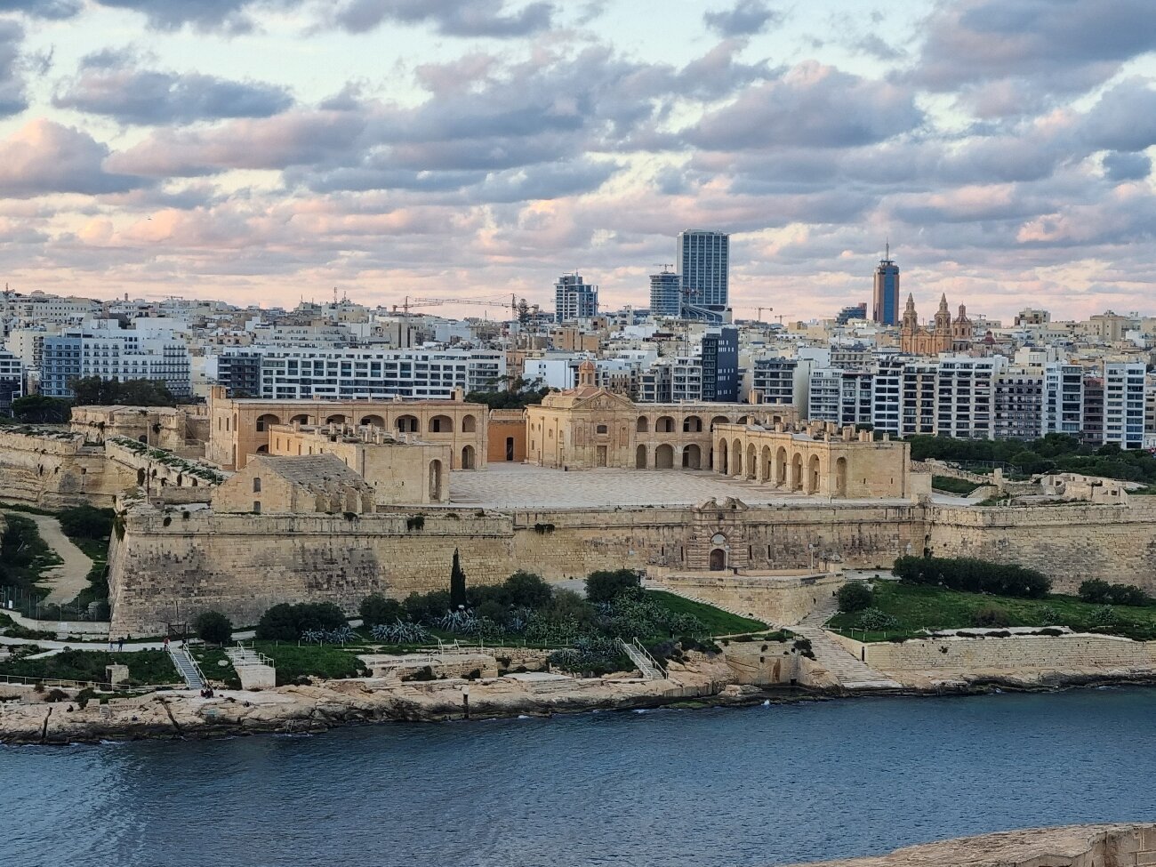 Sally Port Senglea-官方