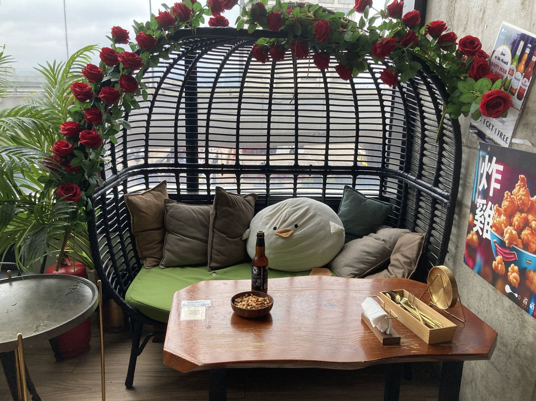 Ellipsis Cafe Lounge