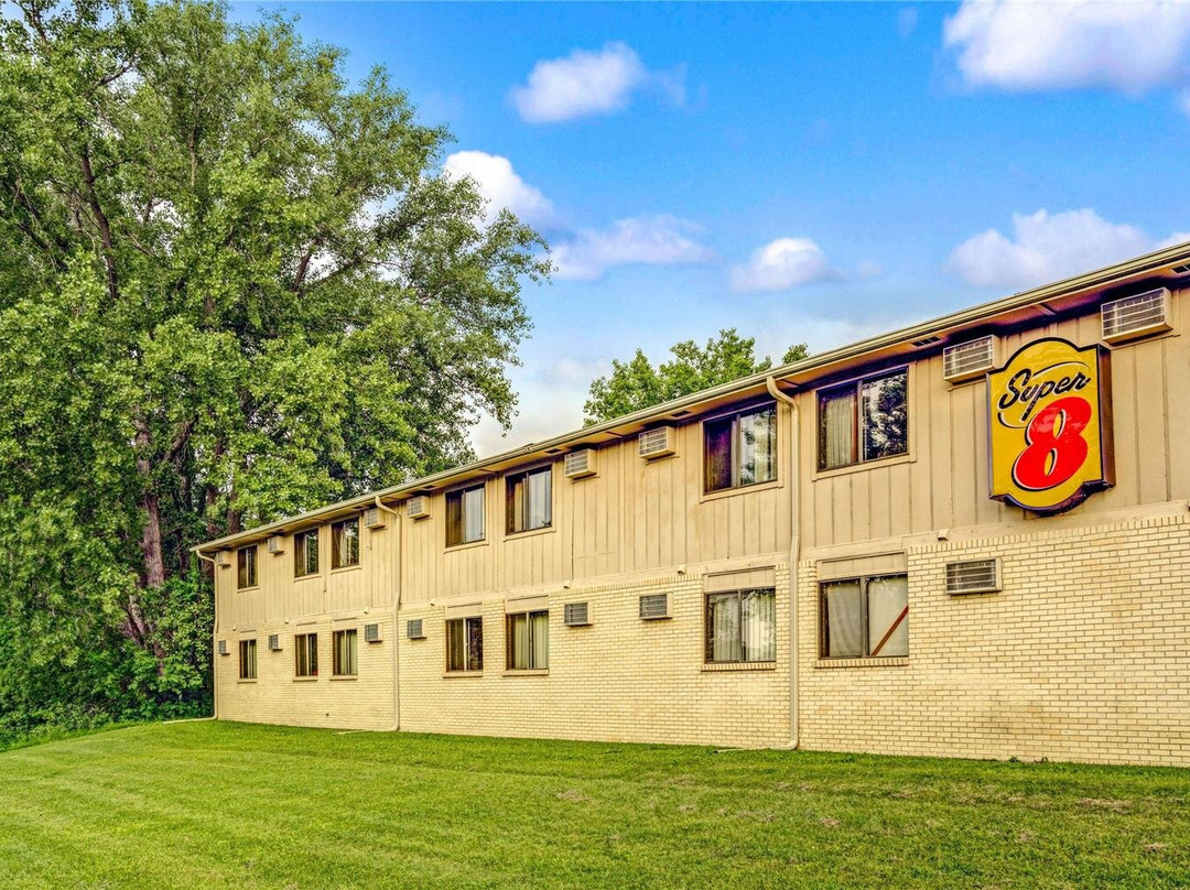 Super 8 by Wyndham Chaska