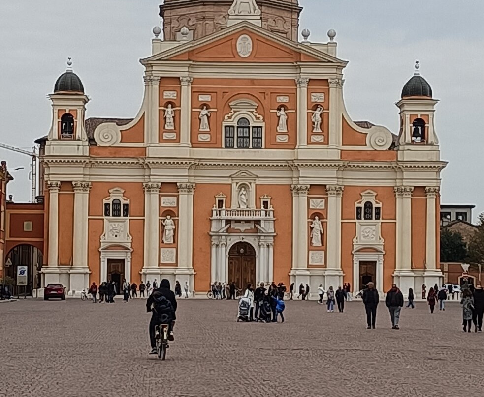 Piazza dei Martiri-卡尔皮必去景点