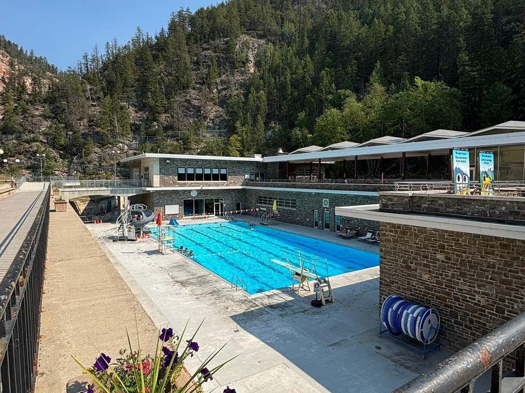 镭温泉村-Radium Hot Springs必去景点