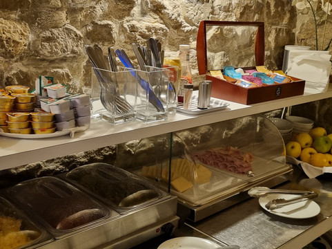 巴士底洛奈酒店主图