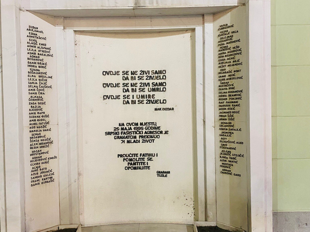 Tuzla Massacre Memorial - Kapija-图兹拉必去景点