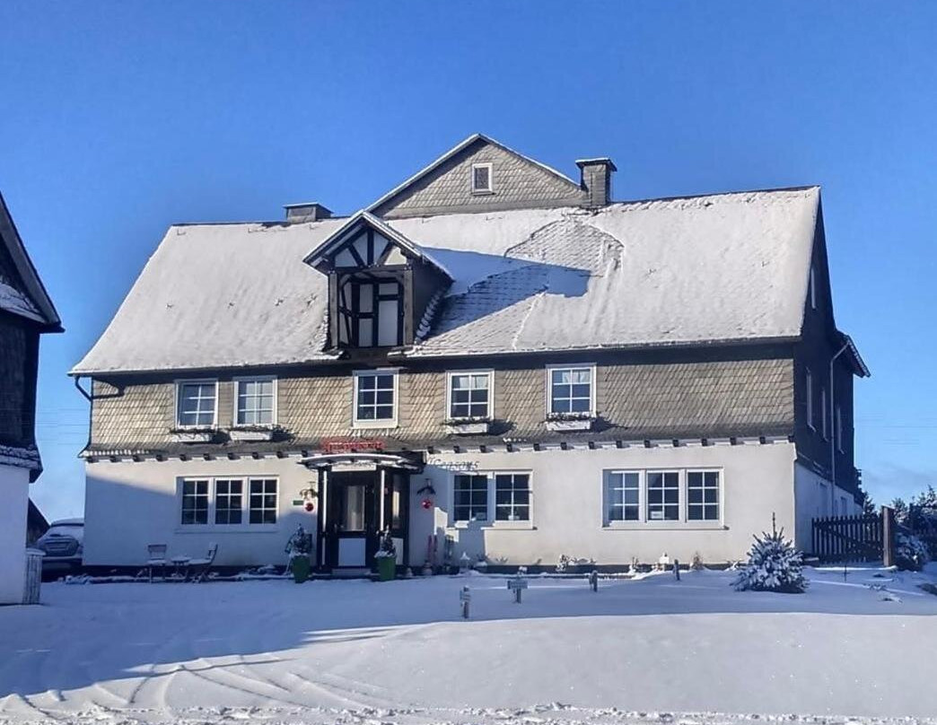 Neuastenberg酒店住宿-B&B四季酒店