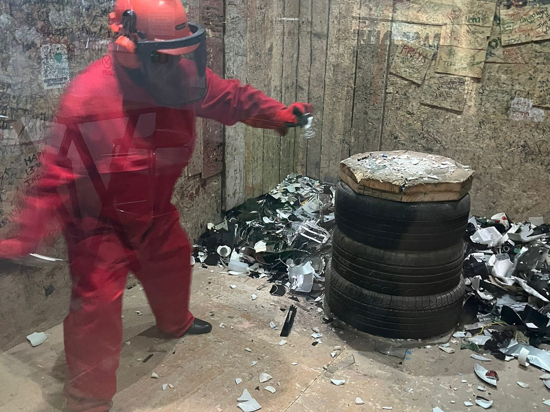 Rage Out - Rage Rooms & Axe Throwing-梅德斯通必去景点