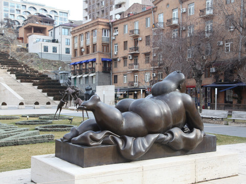 Smoking Woman-埃里温必去景点