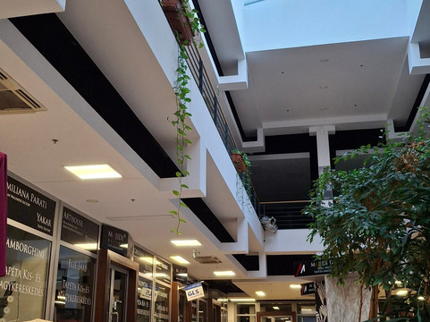 Trend Center Shopping Mall-Budaors必去景点