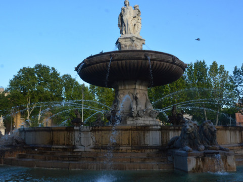 Fontaine de La Rotonde-普罗旺斯必去景点