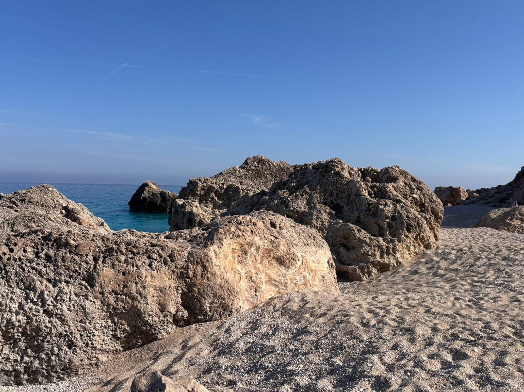 Megali Petra Beach-Kalamitsi必去景点