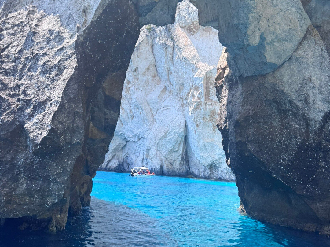 Fioro Boat Rentals-Agios Sostis必去景点