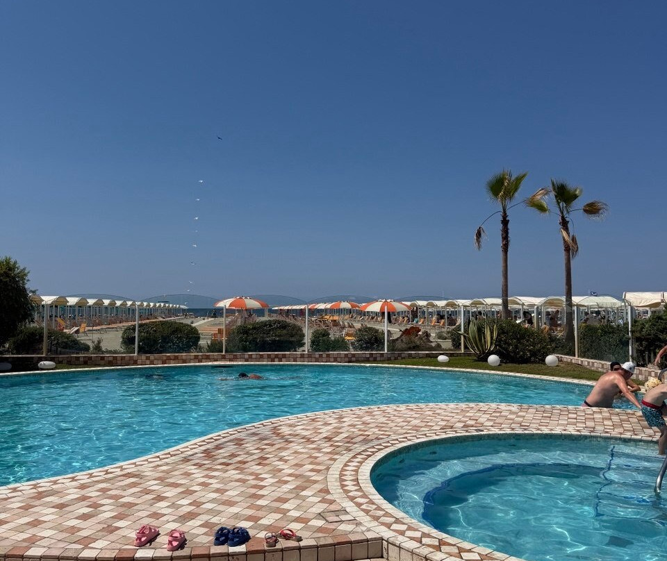 Bagno Nettuno Alba-马里纳迪彼得拉桑塔必去景点