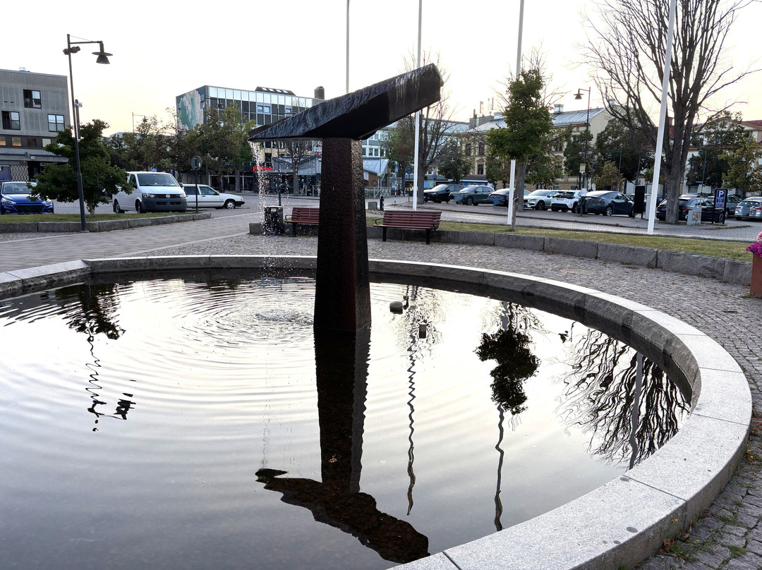 Statyn ''Diagonalen och Vågen''