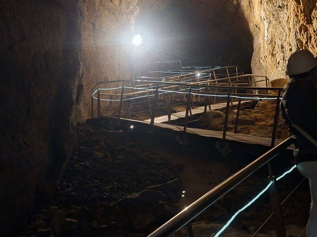 Cuevas de Ojo Guarena-Cueva必去景点