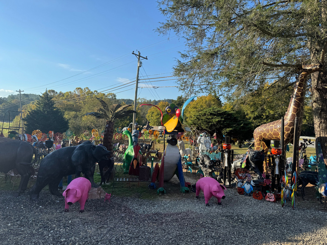 The Zoo Groovy Yard Art-Mineral Bluff必去景点