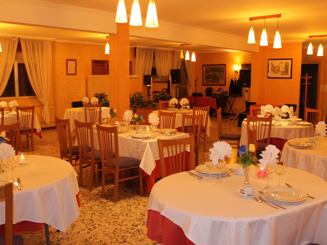 Negreira酒店住宿-Hotel Restaurante Marinovo