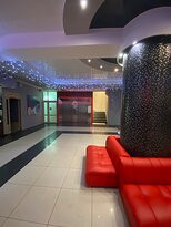 尤日内酒店主图