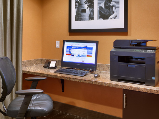 Holiday Inn Express & Suites Overland Park By IHG