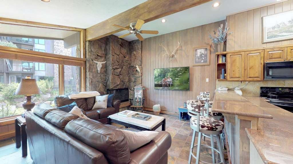 Shadowbrook Condominiums主图