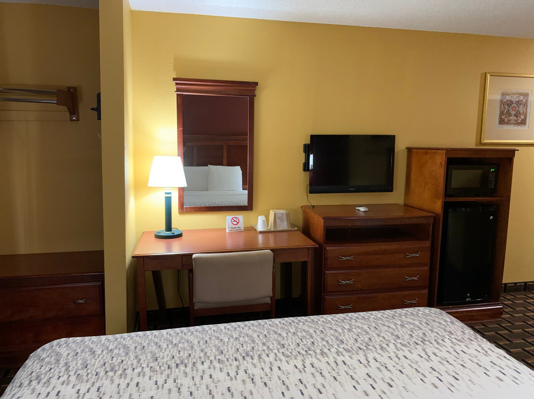 HomeTown Inn & Suites主图