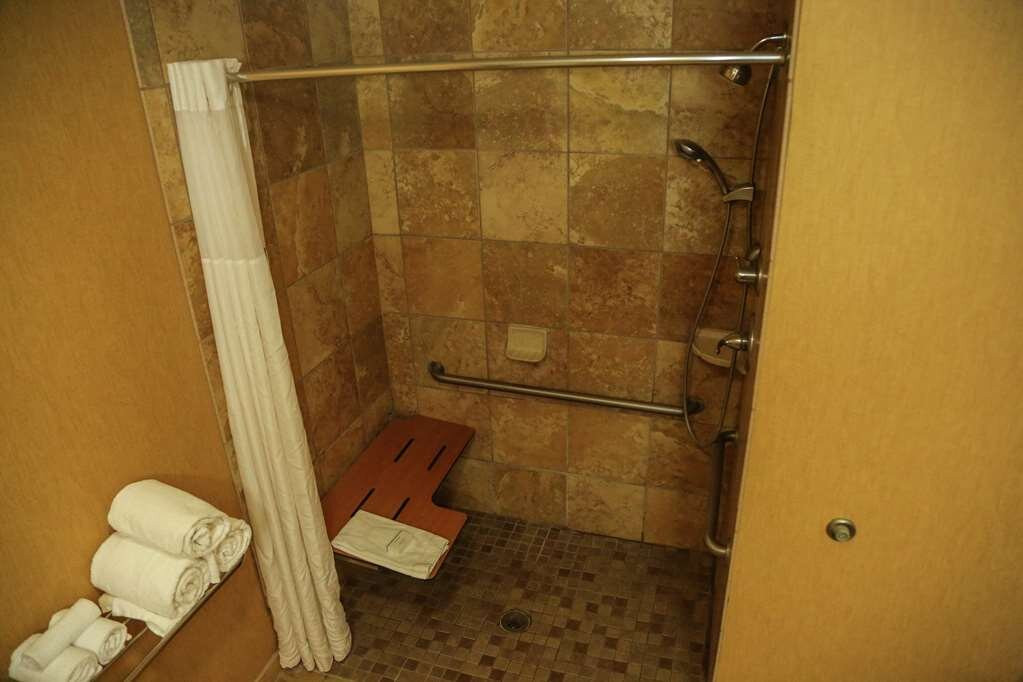 麦库姆希尔顿恒庭旅馆&套房酒店主图