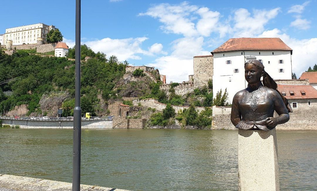 Emerenz Meier Statue-帕绍必去景点