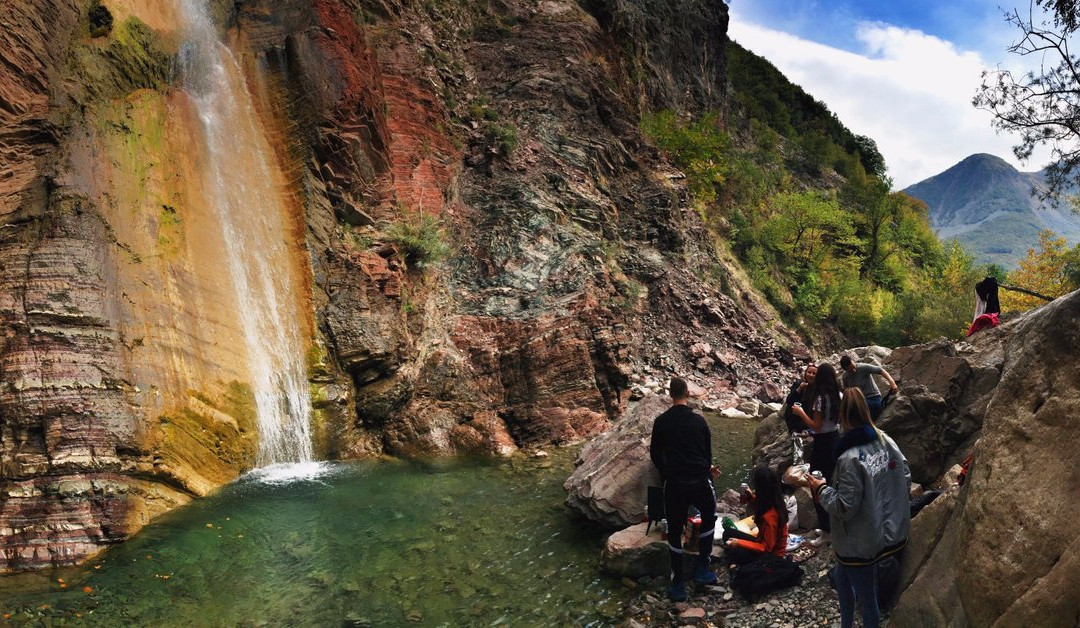 Shengjergji Waterfall景点图片