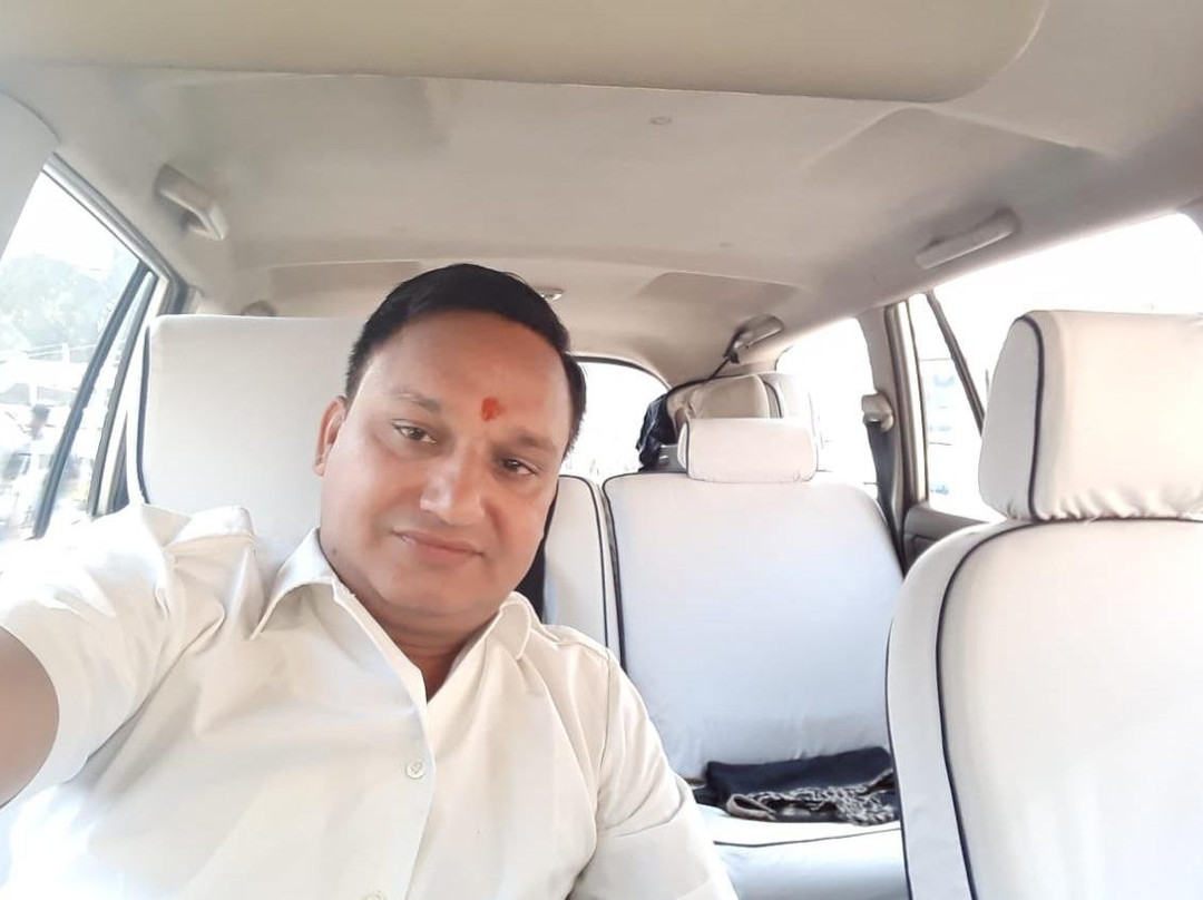 India saying namaste Trips-阿尔瓦必去景点