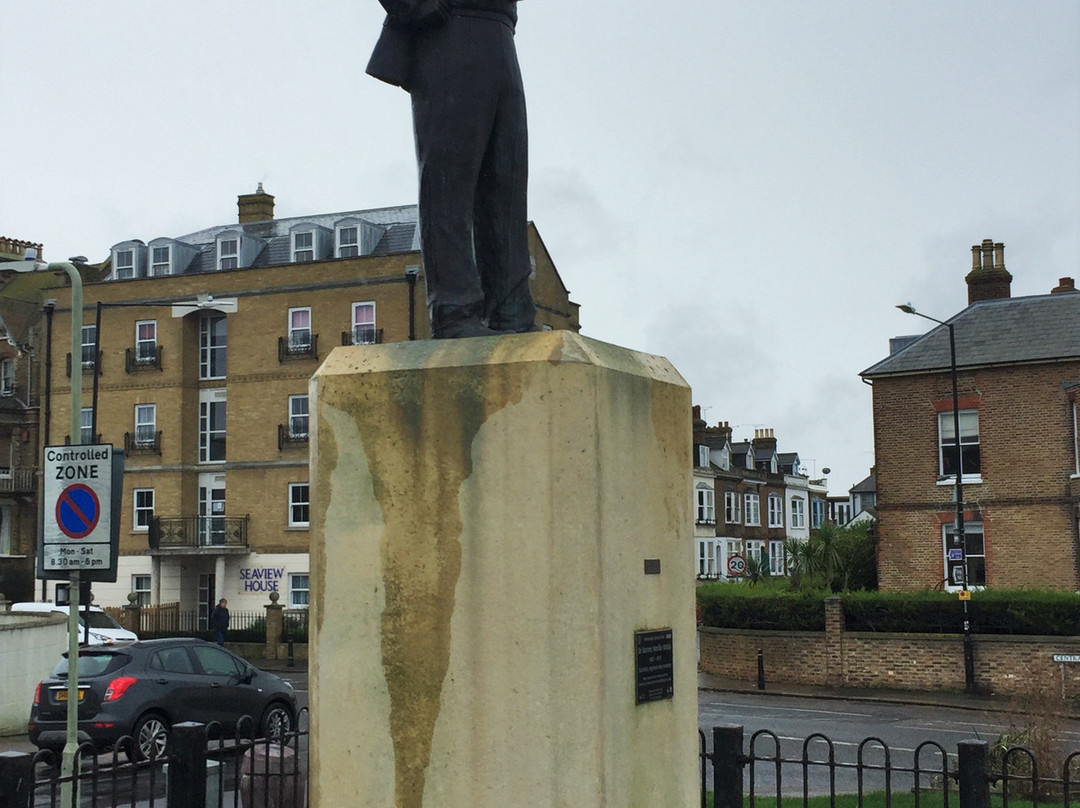 Barnes Wallis Statue景点图片