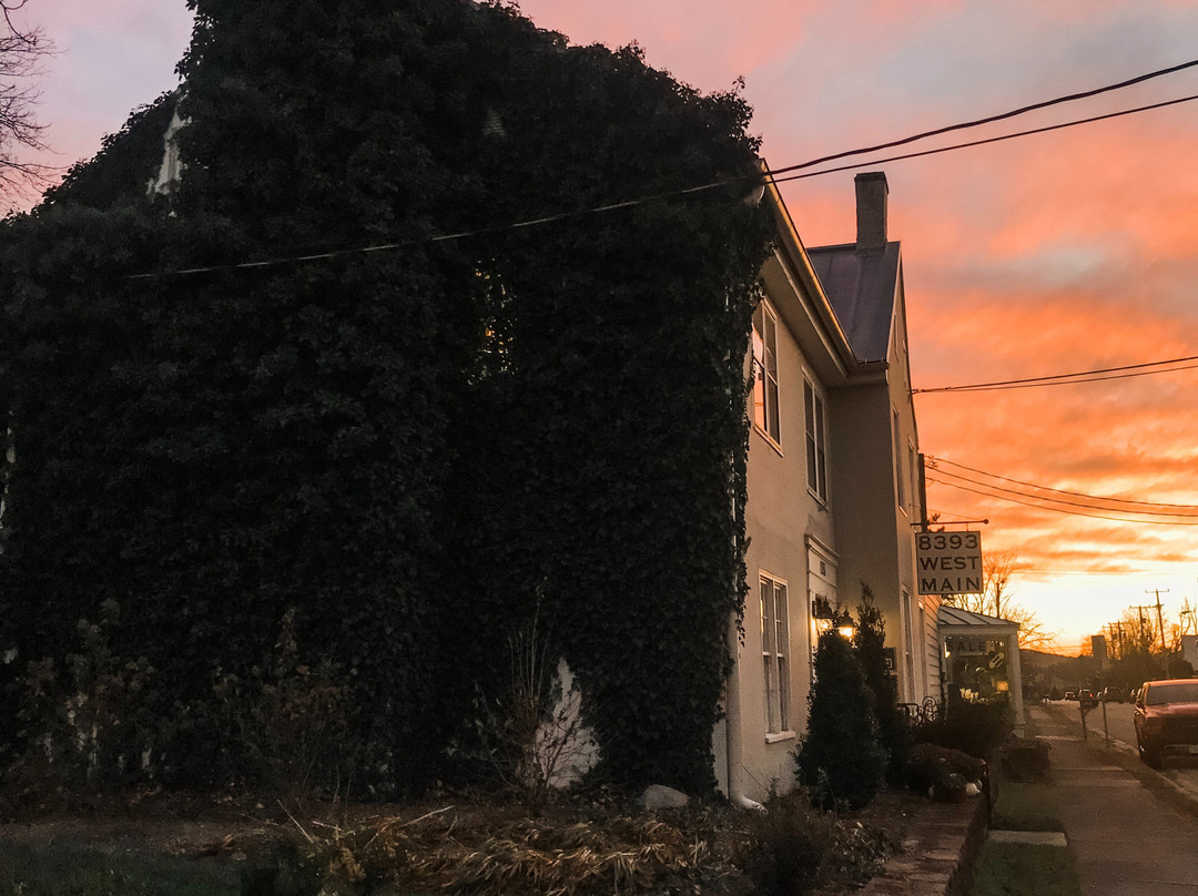 The Rooms Up There At The Rabbit Hole主图