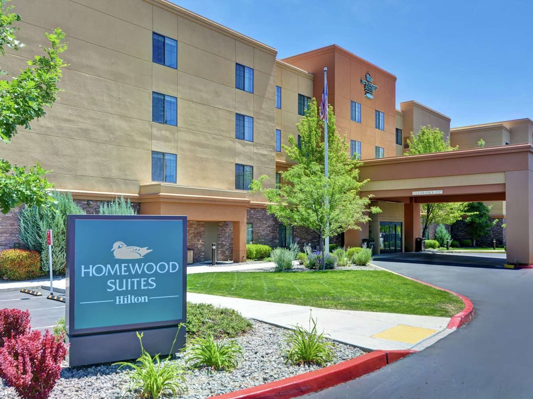 里诺希尔顿惠庭套房酒店主图